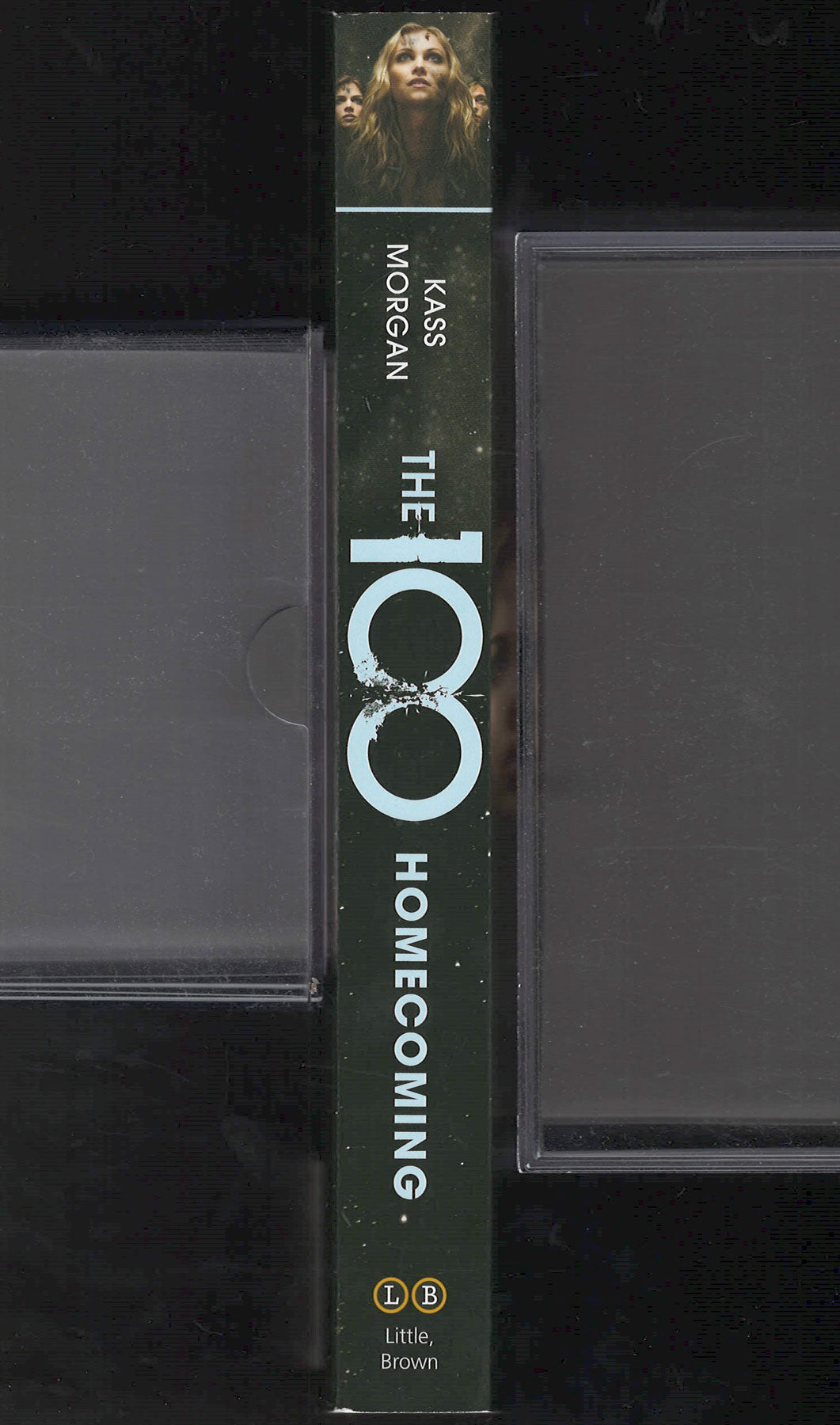 100 Homecoming by Kass Morgan spine