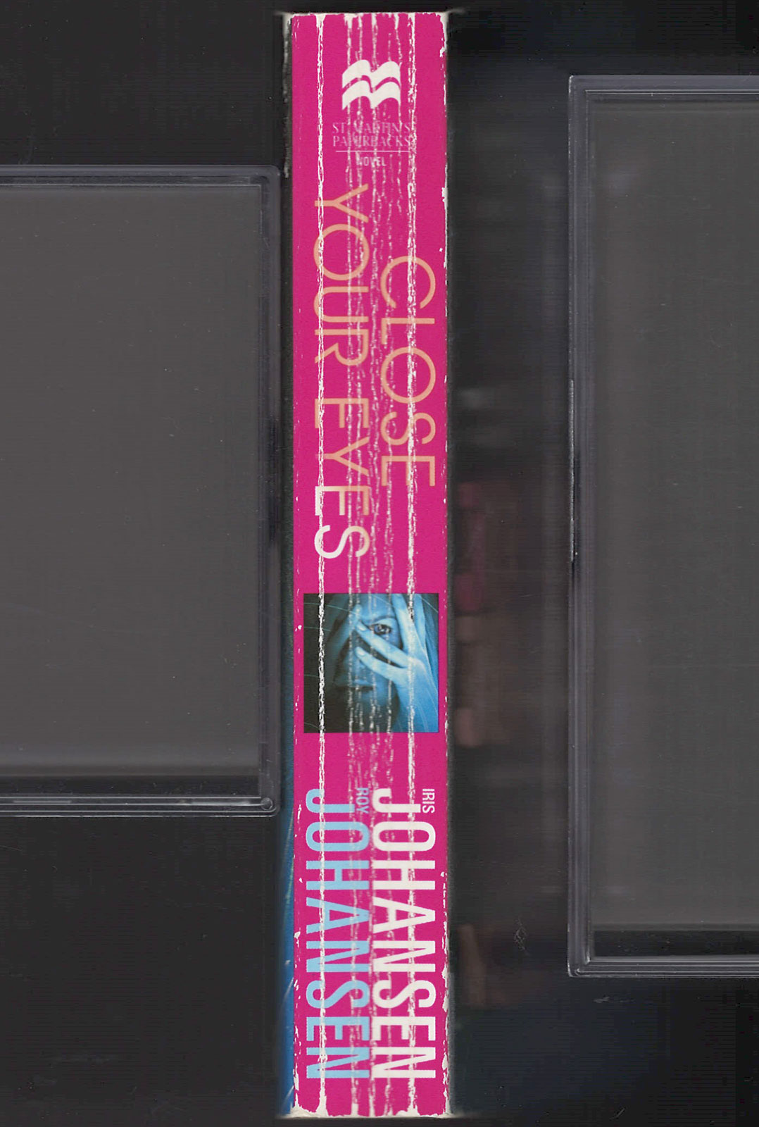 Close Your Eyes by Iris and Roy Johansen spine