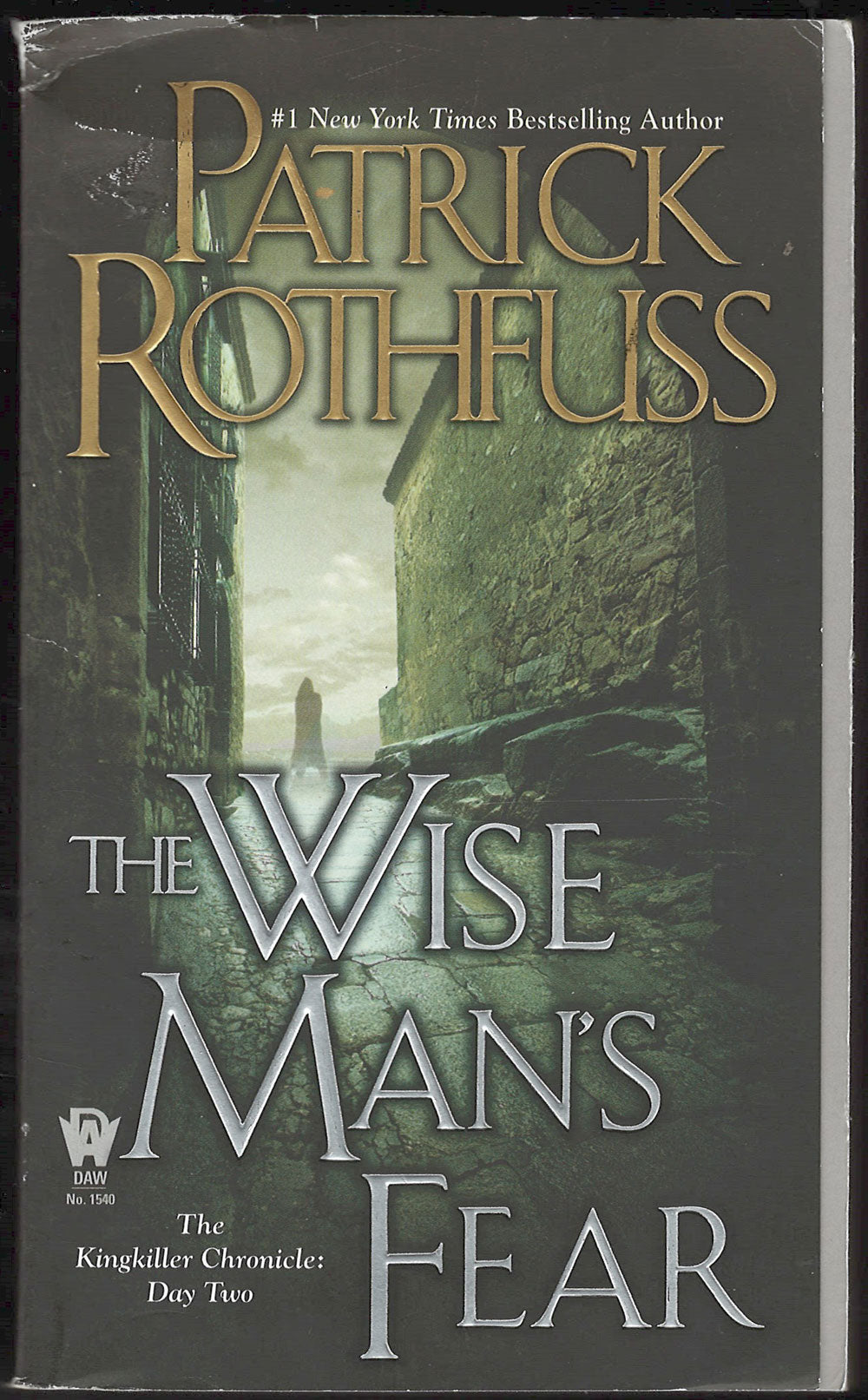 Front cover of The Wise Man's Fear by Patrick Rothfuss with a dark, eerie alleyway image.