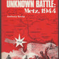 Book cover of 'The Unknown Battle: Metz, 1944' by Anthony Kemp with a map and soldiers illustration on a red background.